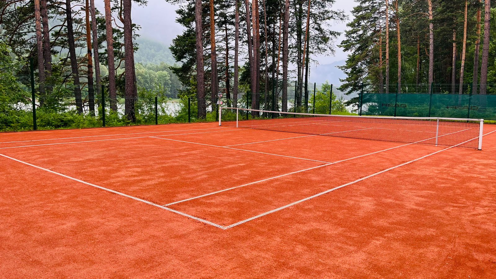 Теннисный корт на территории Grand Chalet Altay